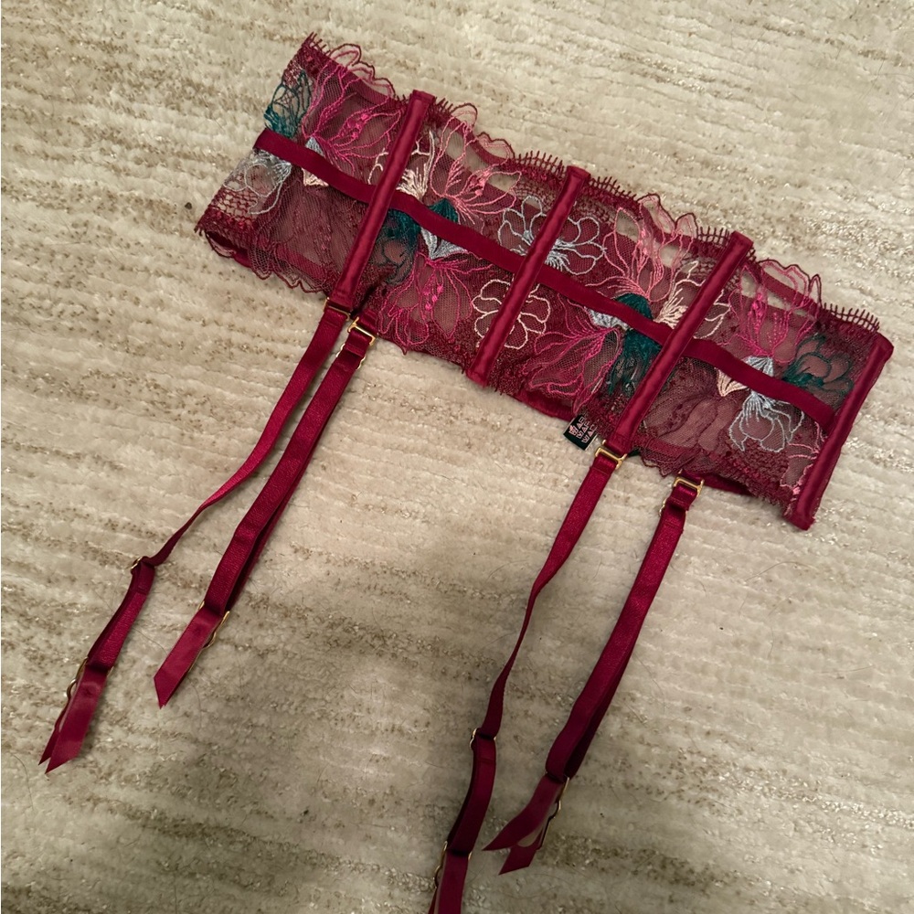 New without tags Victoria’s Secret Dream Angels Floral Embroidered Garter Belt